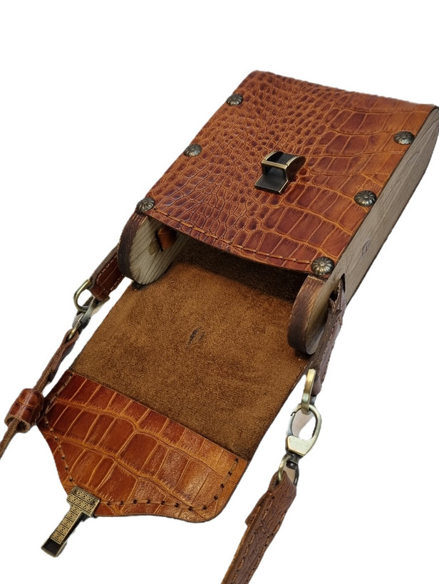 کیف دوشی چرم طبیعی گاوی دستدوز با طبله چوبی/ جی چرم تبریز/ عسلی/ زنانه/ دخترانه/ اسپورت